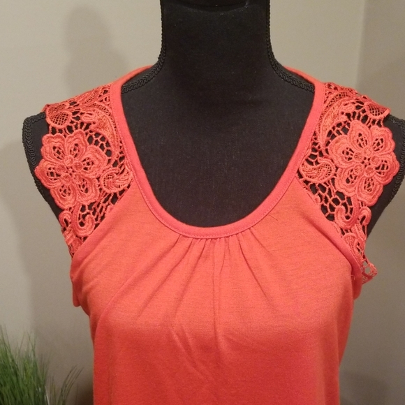 Rue21 Tops - Rue 21 top with knit lace cap sleeves